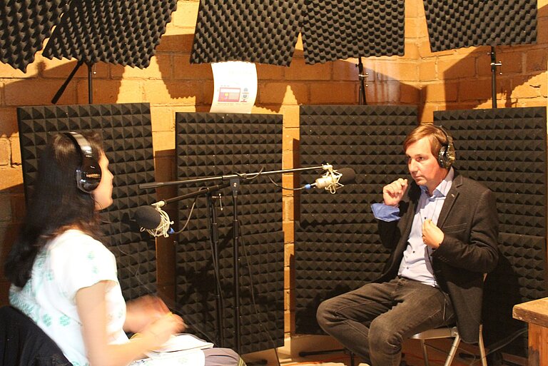 Christoph Jost gibt ein Interview im neuen Radioproduktionsstudio, Mexiko. DVV International