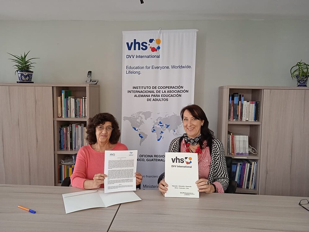 Direktorin von CREFAL, Dr. Mercedes Gabriela Vazquez Olivera, und Regionaldirektorin des DVV International in Mexiko, Susanna Hess-Kalcher, mit dem unterzeichneten Abkommen.